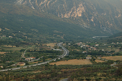 Autostrada bij Gole di Popoli (Abruzzen, Itali); Autostrada bij Gole di Popoli (Abruzzo, Italy)