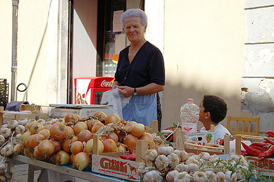 Markt in Popoli (PE, Abruzzen, Italië); Market in Popoli (PE, Abruzzo, Italy)