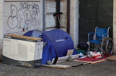 Onderkomen van een zwerver (Rome, Itali); Tramps shelter (Italy, Latium, Rome)