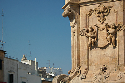Zuil van Sint-Orontius, Ostuni (Apulië, Italië); Column of St. Orontius, Ostuni (Puglia, Italy)
