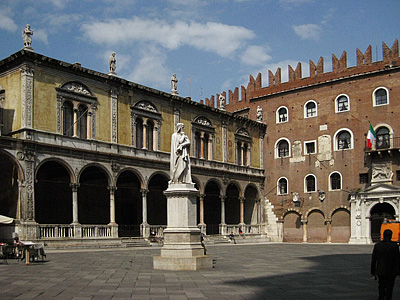 Loggia del Consiglio (L) en Pal. della Prefettura; Piazza dei Signori, Verona, Veneto, Italy