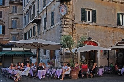 Bar op de Piazza Farnese (Rome, Italië); Bar on Piazza Farnese (Rome, Italy)