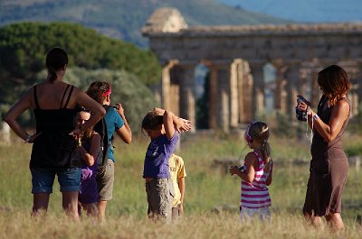 Bezoekers van Paestum (Campani. Itali); Visitors of Paestum (Campania, Italy)