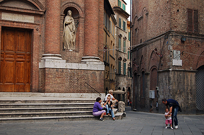 San Cristoforo, kerk in Siena, Toscane, Italië; San Cristoforo, church in Siena, Tuscany, Italy.