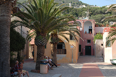 Pleintje in Varigotti (Ligurië, Italië); Little square in Varigotti (Liguria, Italy)