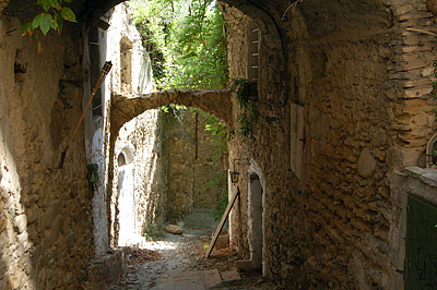 Steeg in Bussana Vecchia (Liguri, Itali); Alley in Bussana Vecchia (Liguria, Italy)