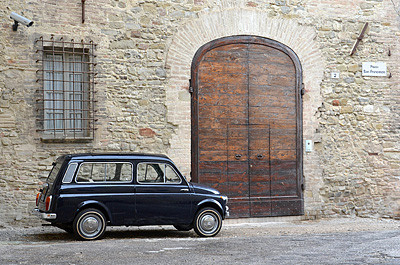 Fiat 500 Giardiniera in Bevagna (Umbrië, Italië), Fiat 500 Giardiniera in Bevagna (Umbria, Italy)