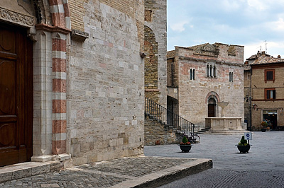 Piazza Silvestri, Bevagna (Umbri, Itali); Piazza Silvestri, Bevagna (Umbria, Italy)