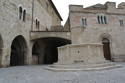 Piazza Silvestri, Bevagna (Umbri, Itali); Piazza Silvestri, Bevagna (Umbria, Italy)