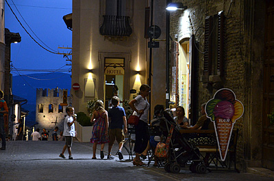 IJssalon in Montefalco (Umbri, Itali); Ice-cream parlour in Montefalco (Umbria, Italy)