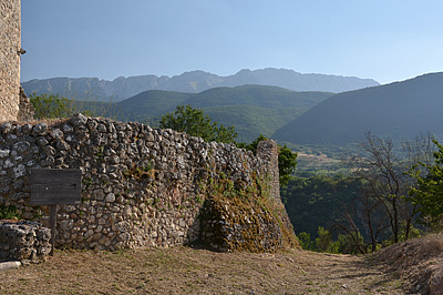 Oude muren in Beffi (AQ, Abruzzen, Italië); Old walls in Beffi (AQ, Abruzzo, Italy)