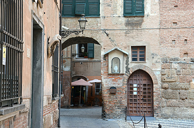 Piazza Leoni, Albennga (SV, Liguri, Itali); Piazza Leoni, Albenga (SV, Liguria, Italy)