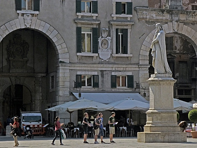 Beeld van Dante en Domus Nova (Verona), Verona
