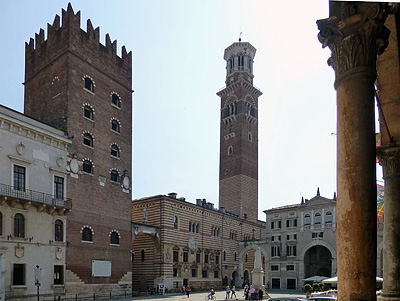 P.zo del Capitanio (L) en P.zo del Comune (R), P.zo del Capitanio (L) and P.zo del Comune (R)