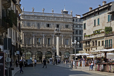 Piazza delle Erbe, Verona, Veneto, Itali., P.zo del Capitanio (L) and P.zo del Comune (R)