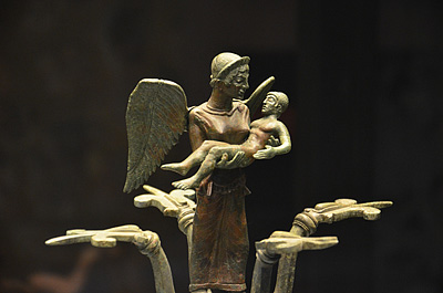 Bronzen kandelaber Melfi (Basilicata, Itali); Archaeological museum, Melfi (Basilicata, Italy)
