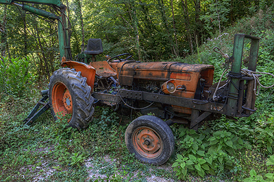 Verlaten tractor, Garfagnana, Toscane, Itali�; Abbandoned  tractor, Garfagnana, Tuscany, Italy