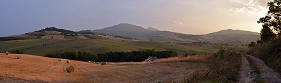 Landschap bij Radicofani (Si. Toscane, Itali); Landscape near Radicofani (Si. Tuscany, Italy)