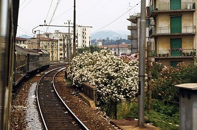 Trein die Florence uitrijdt (Toscane, Itali); Train leaving Florence (Tuscany, Italy)