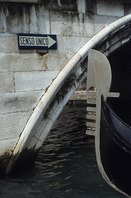 Eenrichtingsverkeer (Veneti, Itali), One-way traffic (Venice, Italy)