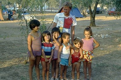 Tussen de kinderen (Apuli, Itali), Between the children (Apulia, Italy)