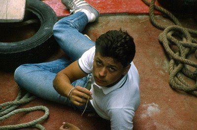 Jongeman op het dek van een boot (Veneti, Itali), Young man on a boat deck (Venice, Italy)