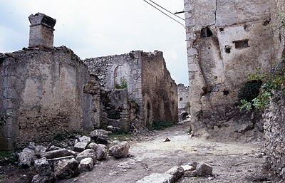 Calascio voor de restauratie (Abruzzen, Itali), Calascio before restauration (Abruzzo, Italy)