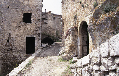 Calascio voor de restauratie (Abruzzen, Italië); Calascio before restauration (Abruzzo, Italy)