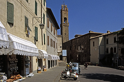 Plein in Montalcino (Toscane, Itali), Square in Montalcino (Tuscany, Italy)