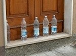Waterflessen in Colledimezzo (Abruzzen, Italië); Water bottles in Colledimezzo ( Abruzzo, Italy)