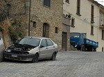 Autowrak in Carunchio (Abruzzen, Italië); Car wreck in Carunchio (Abruzzo, Italy)