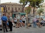 Hangouderen in Lanciano (Abruzzen, Italië); Elderly men hanging around in Lanciano (Abruzzo)