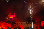 Vuurwerk in Dolceacqua (IM, Ligurië, Italië); Fireworks in Dolceacqua (IM, Liguria, Italy)