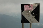 Beschoten verkeersbord (Campani, Itali); Road sign shot through (Campania, Italy)