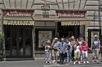 Toeristen voor een oversteekplaats; Tourists waiting at a zebra crossing