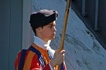 Zwitserse gardist in Vaticaanstad, Rome; Swiss guard in the Vatican, Rome