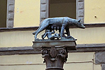 Beeld van wolvin van Siena, Toscane, Italië; Statue of the Sienese she-wolf. Tuscany, Italy.
