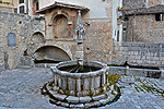 Fontein van Fontecchio (AQ, Abruzzen, Italië); Fountain in Fontecchio (AQ, Abruzzo, Italy)