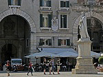 Beeld van Dante en Domus Nova (Verona); Verona