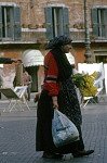 Oude vrouw die mimosa verkoop (Rome, Italië); Old lady selling mimosa (Rome, Italy)